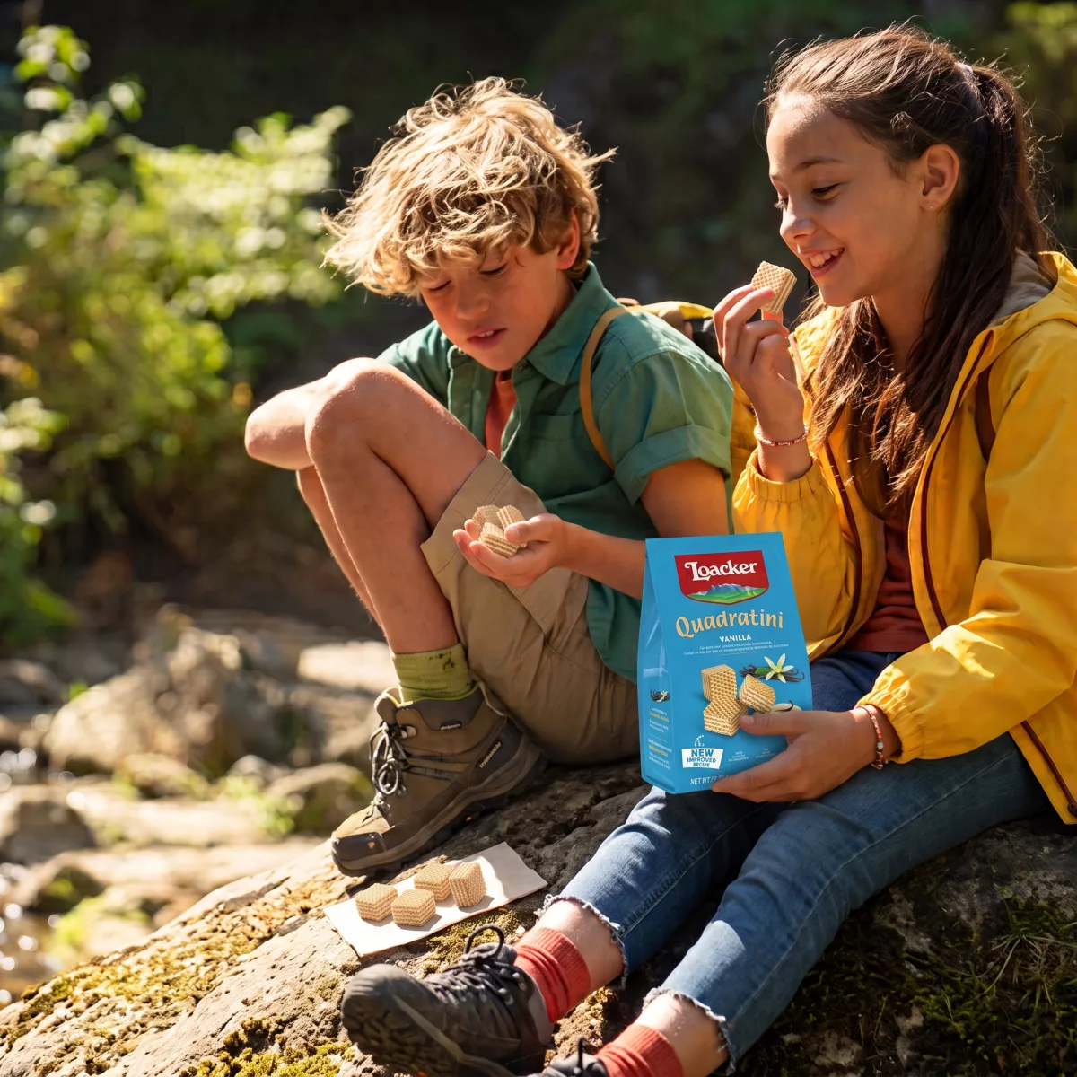 Kunder in der Natur mit Waffeln