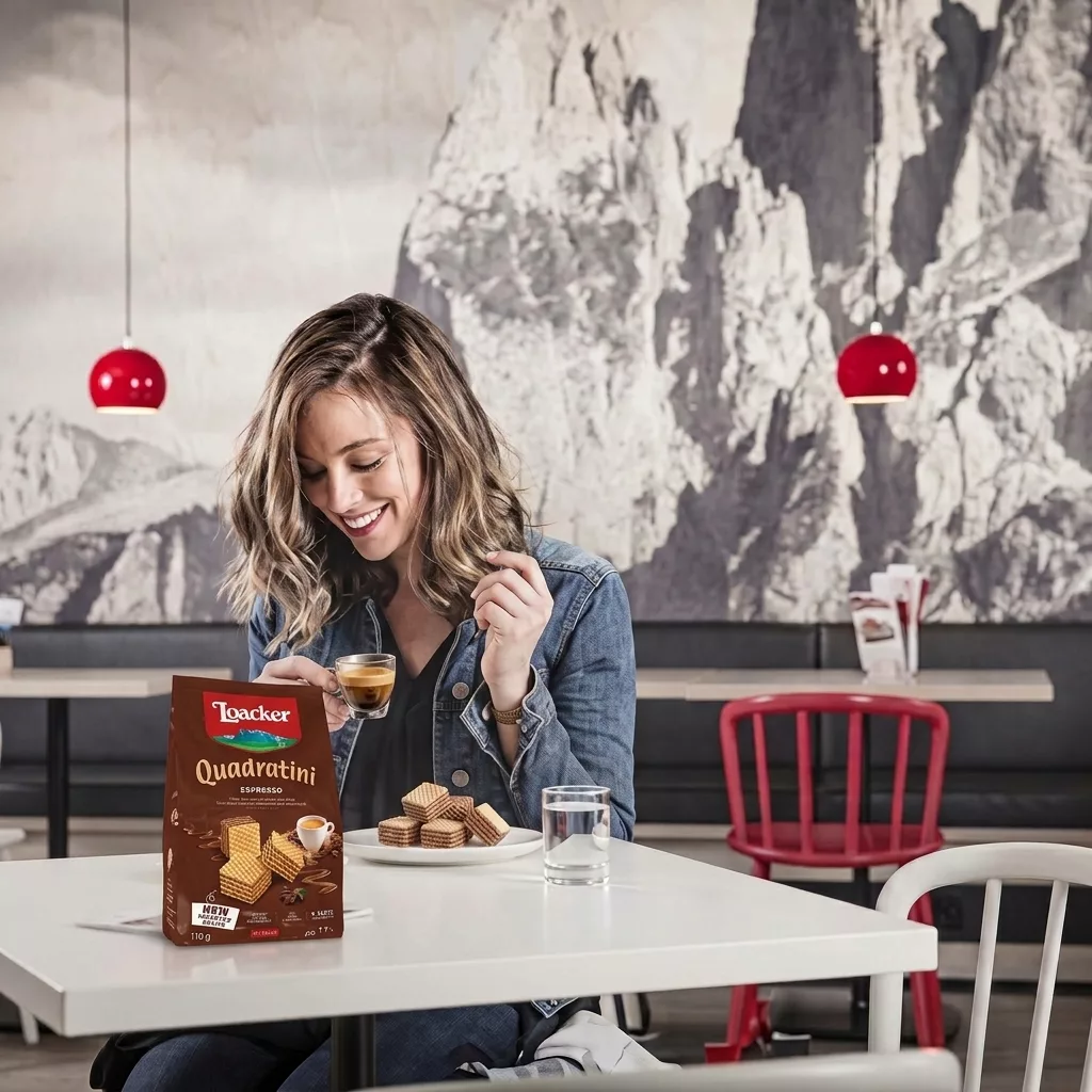 Frau im Cafe mit Loacker Waffel