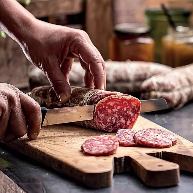 Salami wird aufgeschnitten