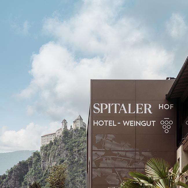 Das Weingut Spitalerhof mit Blick auf die Stadt Klausen – authentischer Weinbau im Herzen des Eisacktals, Südtirol.