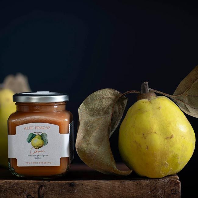 "Cidonia" Quittenaufstrich von Alpe Pragas besticht mit sämiger Konsistenz, natürlichem Aroma und intensivem Duft – ideal zu Käse oder als Dessert.
