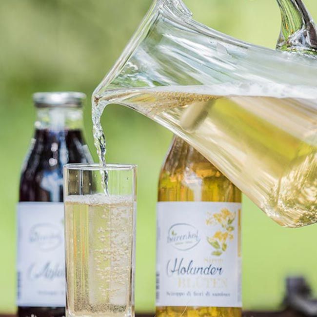 Erfrischend und aromatisch: Der Holunderblütensirup vom Beerenhof in Südtirol eignet sich perfekt für sommerliche Getränke und Cocktails.