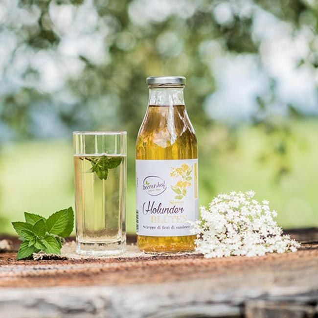 Beerenhof Holunderblütensirup – natürlicher Sirup aus handgepflückten Blüten mit zitroniger Frische aus dem Herzen des Pustertals.