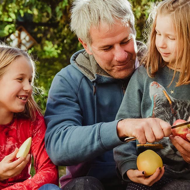 Familienmoment mit Apfel - Gemeinsamer Genuss aus Südtirol: Aus besten Äpfeln entsteht unser EVA Bio Apfelsaft.