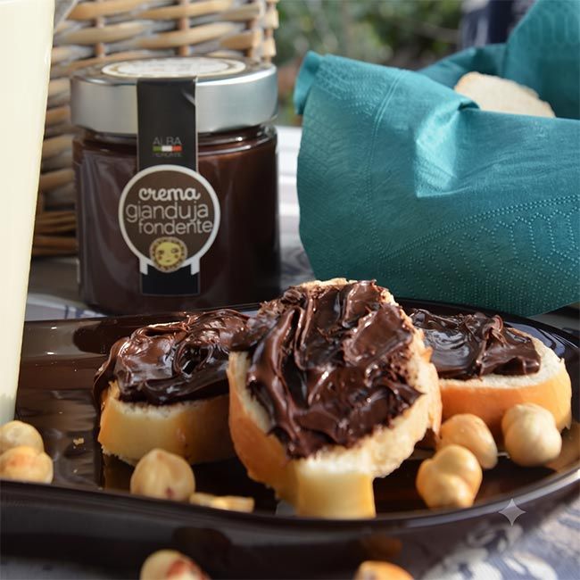 Die Zartbitter Haselnuss-Nougatcreme schmeckt hervorragend auf frischem Brot, Croissants, Brioches oder als Füllung für Kuchen, Crêpes und Desserts.