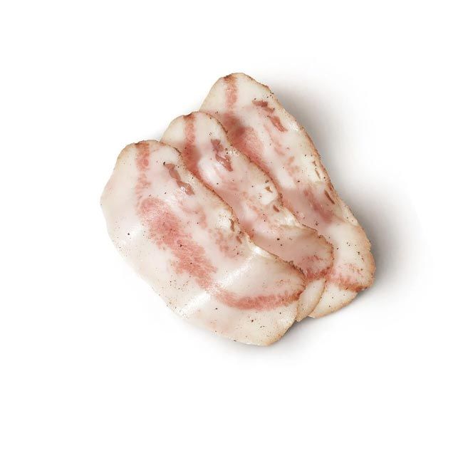 Dünn aufgeschnittener Guanciale mit typischer Struktur aus hellem Fett und rosafarbenem Fleisch