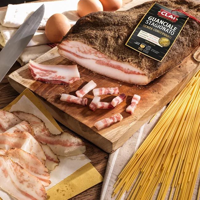 Guanciale Stagionato von CLAI mit aufgeschnittenen Stücken und Spaghetti