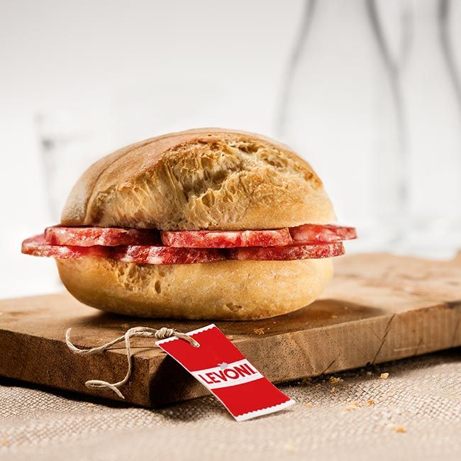 LEVONI Salame Milano – elegant gewürzte Mailänder Salami mit feiner Körnung und rubinroter Farbe.
