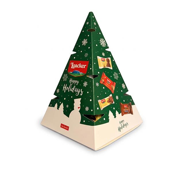 Loacker Happy Holidays Weihnachtsbaum mit grüner dreidimensionaler Geschenkverpackung, Schneeflocken und abgebildeten Waffel- und Schokoladenspezialitäten
