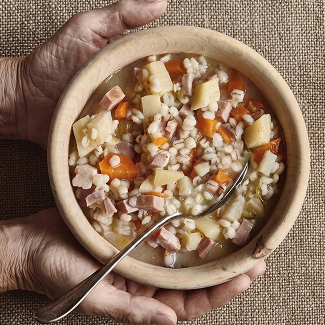 Südtiroler Gerstsuppe mit Orzo Decorticato Bauerngerste BIO von Meraner Mühle – klassisches Rezept aus regionalem Getreide.
