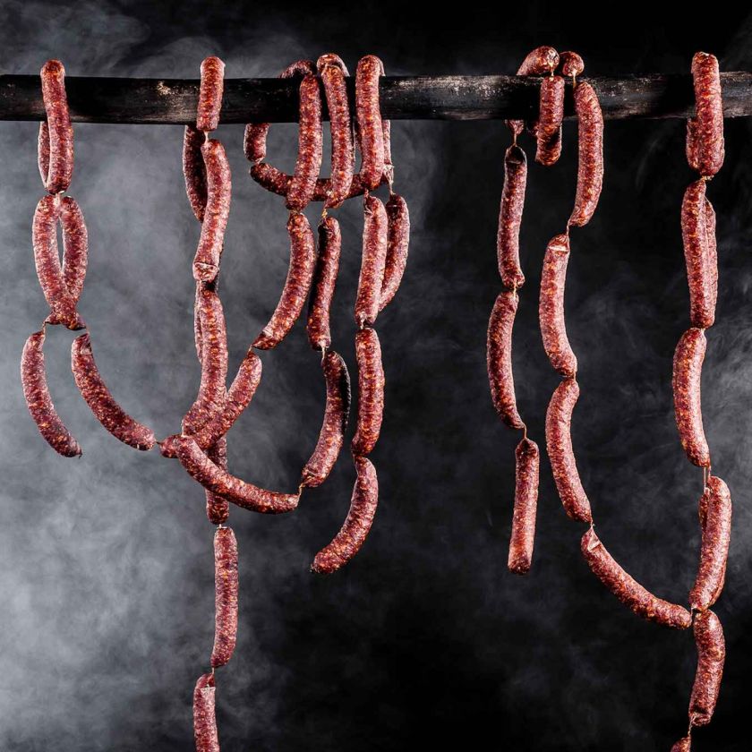 Ein unvergleichliches Geschmackserlebnis, das die kräftigen Aromen von Wildschwein, Schweine- und Rindfleisch in traditioneller Handwerkskunst vereint.