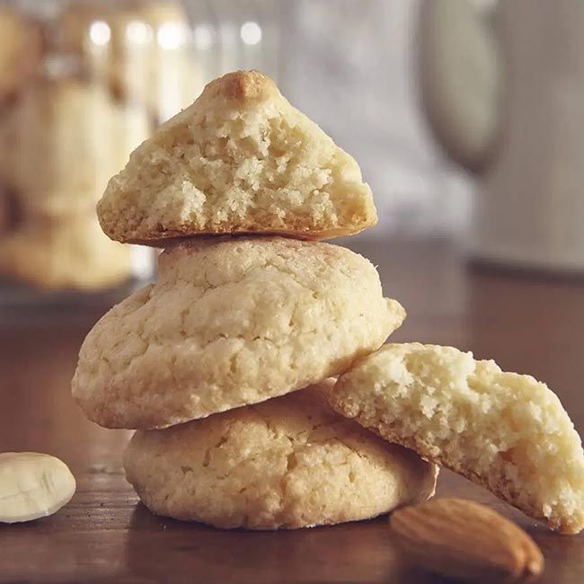 Wie Marzipan und Ricciarelli zeichnen sich Sapori Amaretti durch ihre charakteristische runde Form, ihr unverwechselbares Aroma und den weichen Biss aus.