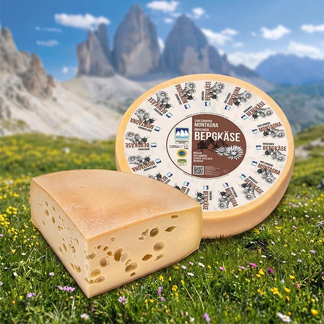 Innichner Bergkäse vor den Drei Zinnen – Südtiroler Schnittkäse aus Heumilch g.t.S., benannt nach dem Ort Innichen im Hochpustertal.