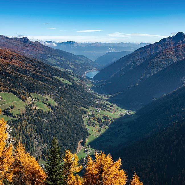Als Nationalpark Stilfser Joch fasziniert das Ultental mit seiner intakten Natur, den steilen Wiesen, tiefen Wäldern und klaren Bergseen.