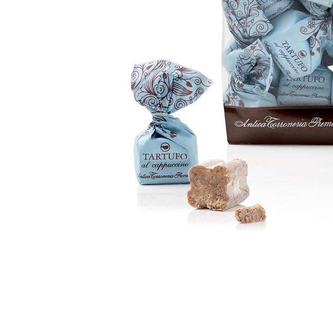 Tartufo al Cappuccino von Antica Torroneria Piemontese – cremige weiße Schokolade mit 100 % Arabica-Kaffee und Haselnüssen.