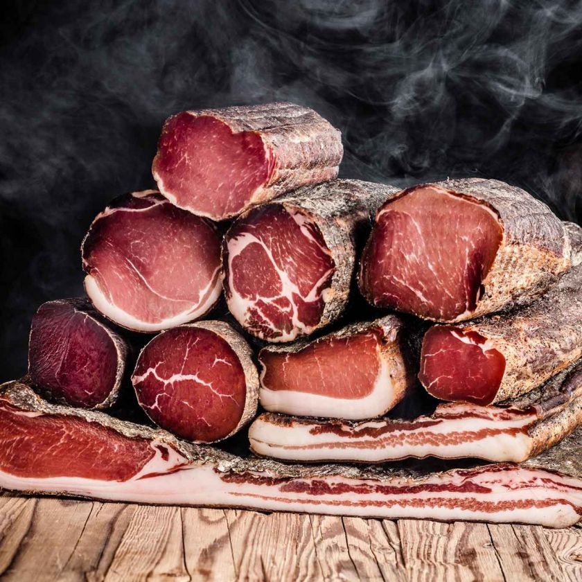 Traditionell hergestellter Speck und Schinken aus Südtirol – Spezialitäten der Metzgerei Trockner für echte Feinschmecker.