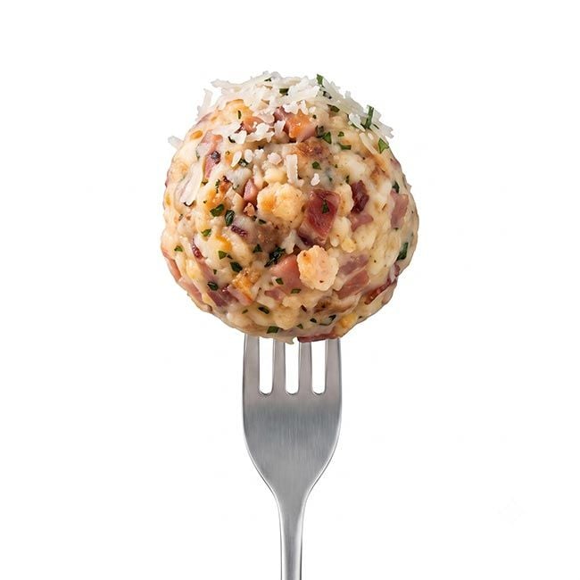 Frisch zubereiteter Südtiroler Speckknödel mit Parmesan – herzhaft, locker und nach traditioneller Art serviert.