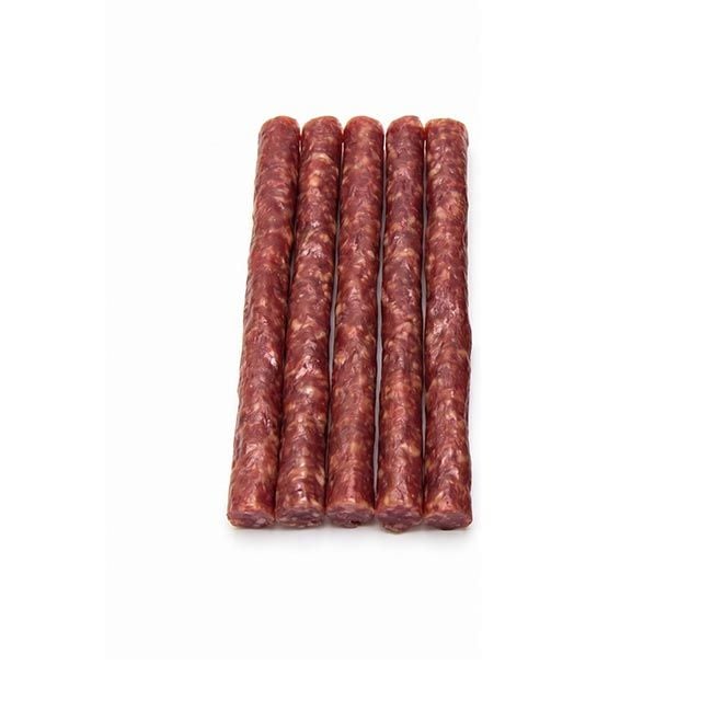 Luftgetrocknete Salamisticks mit feiner Struktur und würziger Rohwurstoptik.