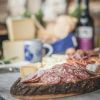 "Große Tradition Südtirol" Holzkistl mit Genussprodukten und Rotwein 0,75l