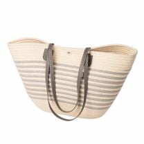Ovale Tasche natur mit hellgrauen Streifen und Kunstlederhenkeln – stilvolles Accessoire für Alltag, Urlaub und Freizeit.