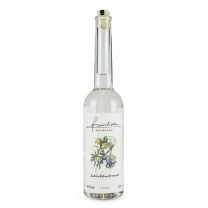 Die Schlehe, bekannt als Schlehdorn und Wildfrucht, benötigt Frost zur Entfaltung ihres marzipanartigen Aromas und ist als Destillat nur begrenzt verfügbar.