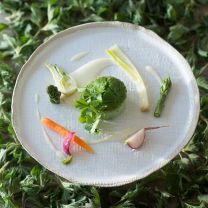 Ins schmeckt "Brennnesselflan mit jungem Gemüse und Pecorino-Fonduta" für 4 P.