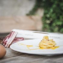Carbonara ist ein italienisches Nudelgericht aus Pasta mit Pancetta oder Guanciale, Ei, Pfeffer und Käse.