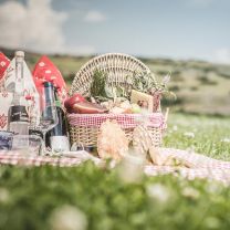 Picknickkorb mit rot-weiß gestreiftem Stoffüberschlag – Handkorb