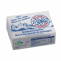 Schabser Bergbauernbutter, hergestellt aus dem frischen, pasteurisierten Süßrahm glücklicher Kühe Südtiroler Bergbauernhöfe, für ein unvergleichliches Geschmackserlebnis. 