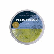Pesto fresco Basilikum Genovese DOP von Casa di Pietro mit intensiver grüner Farbe und cremiger Textur.