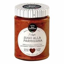 Italienische Tomatensauce mit Melanzane und Parmigiano Reggiano-Parmesan Käse. 