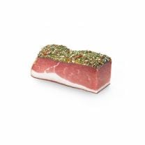 "Herzstück" Speck im Kräutermantel von Koflers Delikatessen, nach einem verfeinerten Familienrezept in der frischen Bergluft Südtirols mind. 6 Monate gereift.