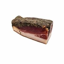 Brettlspeck aus Südtirol mit dreiseitigem Anschnitt, feiner Marmorierung und würzigem Kräutermantel.