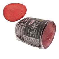 Levoni Bresaola della Valtellina IGP als halbiertes Stück aus luftgetrocknetem, typisch dunkelrotem Rindfleisch.