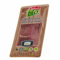 Fein geschnittene Südtiroler Speck, gewonnen aus der Keule biozertifizierter Schweine, bietet mit seiner würzigen, delikaten und leicht rauchigen Note ein einzigartiges Geschmackserlebnis.