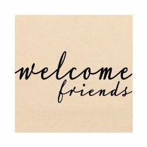 Schlichte Papierservietten mit handschriftlichem „Welcome friends“-Schriftzug auf natürlichem Hintergrund.