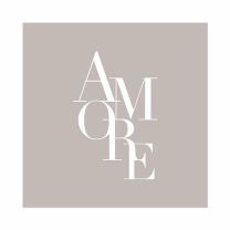 Elegante Papierservietten mit modernem „Amore“-Schriftzug in stilvollen Naturtönen.