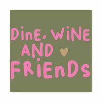 Moderne Papierservietten mit rosa Schriftzug „Dine, Wine and Friends“ auf olivgrünem Hintergrund.