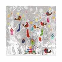 FSC-zertifizierte Papierservietten Tree Party 33x33 cm runden die weihnachtliche Tischdeko ab.