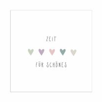 Die Lunch-Servietten „Zeit für Schönes“ von PPD zeigen einen feinen Schriftzug mit zarten, mehrfarbigen Herzen auf hellem Hintergrund.