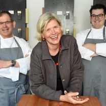 Das Tiroler-Edle-Team steht für regionale Schokoladenkunst, die Sie im Berggut Shop exklusiv genießen können.