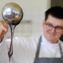 Tiroler Edle Purissima 60% – Edelbitterschokolade mit Walnussnougat & Zirbensalz 50g