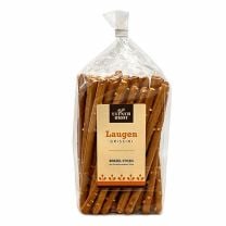 BIO Brezel Sticks von Ultner Brot vereinen die herzhafte Würze klassischer Brezeln mit der feinen Leichtigkeit knuspriger Grissini.