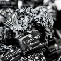 Feinste Tartufo Extranero Trüffelpralinen von Antica Torroneria Piemontese – edle Zartbitterschokolade mit Piemont-Haselnüssen.