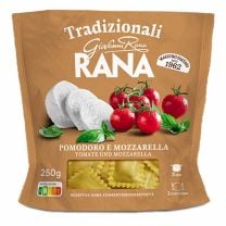 Frische Rana-Ravioli mit der klassischen Füllung 'pomdoro e mozzarella', perfekte Cremigkeit und typisch italienischer Geschmack.