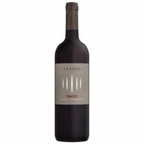 Südtiroler Merlot DOC von der Kellerei Tramin – kräftiger Rotwein mit fruchtiger Tiefe und eleganter Struktur.