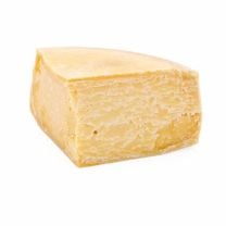 Italienischer Hartkäse, ähnlich wie Parmesan, reift in traditionellen Steinkellern zu voller Würze.