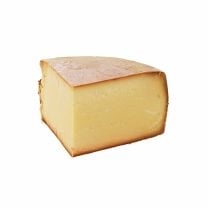 "Kristall" Bergkäse, würzig-kräftige Textur, feine Eiweißkristalle: ein Zeichen seiner Qualität und langen Reifezeit.