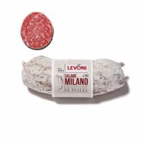 LEVONI Salami Milano, mit ihrem delikaten Zusammenspiel von Walnuss- und Pfeffernoten, bietet ein authentisch mailändisches Geschmackserlebnis, das Feinschmecker begeistert.