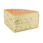 Schnittkäse aus Rohmilch mit Kümmelsamen - diese gelten als verdauungsfördernd und daher passt der Käse auch zu einer deftigen Speck-Brotzeit.